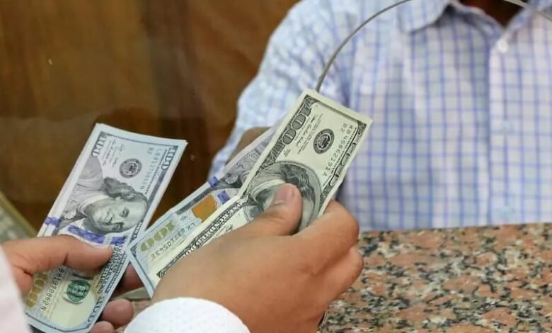 الدولار-يتجاوز-50.5-جنيه-وسط-تخارج-الأجانب-من-أدوات-الدين